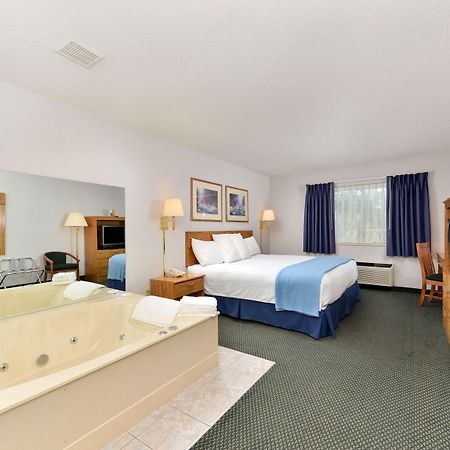 Americas Best Value Inn & Suites - Tahquamenon Country Newberry Екстер'єр фото