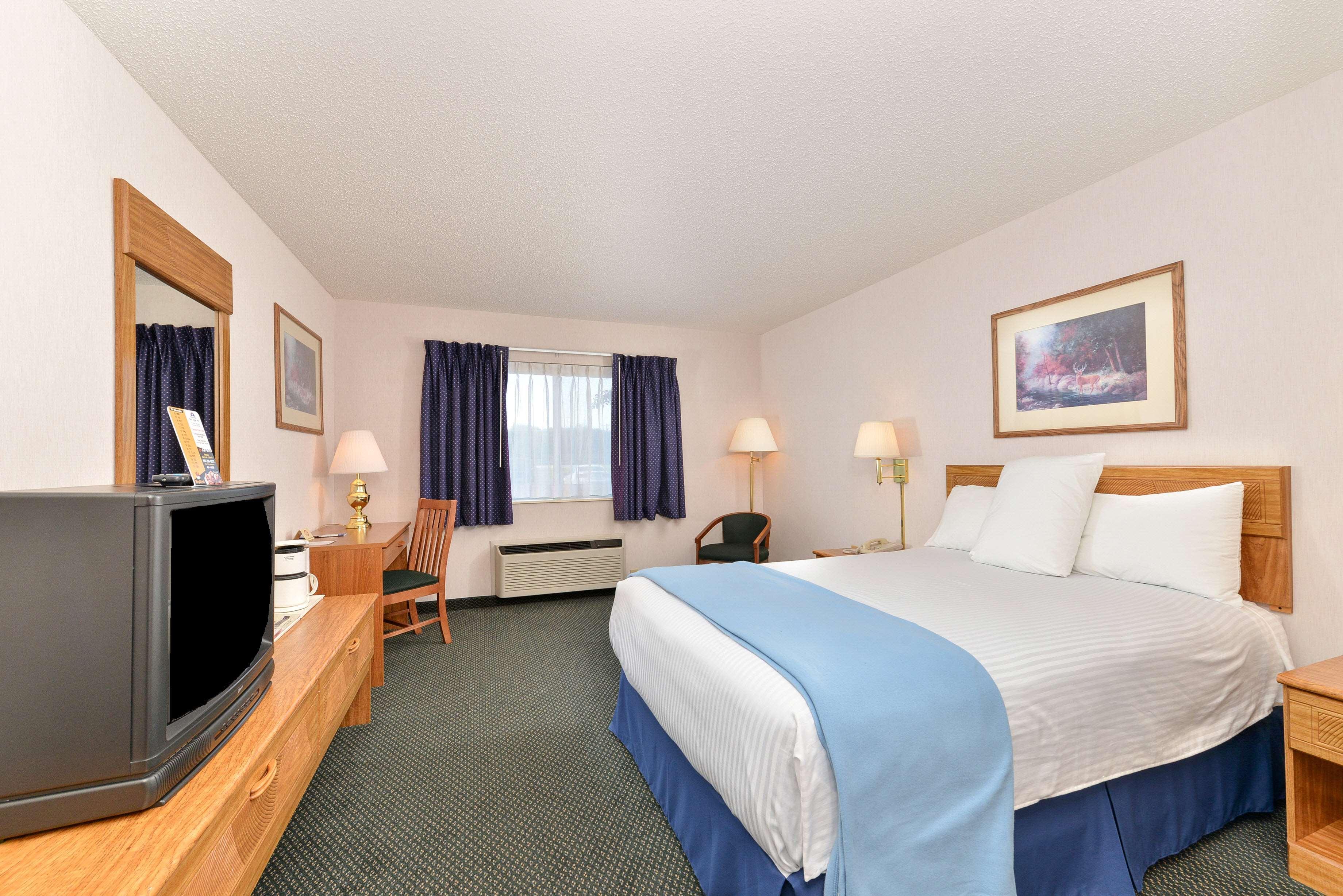Americas Best Value Inn & Suites - Tahquamenon Country Newberry Екстер'єр фото