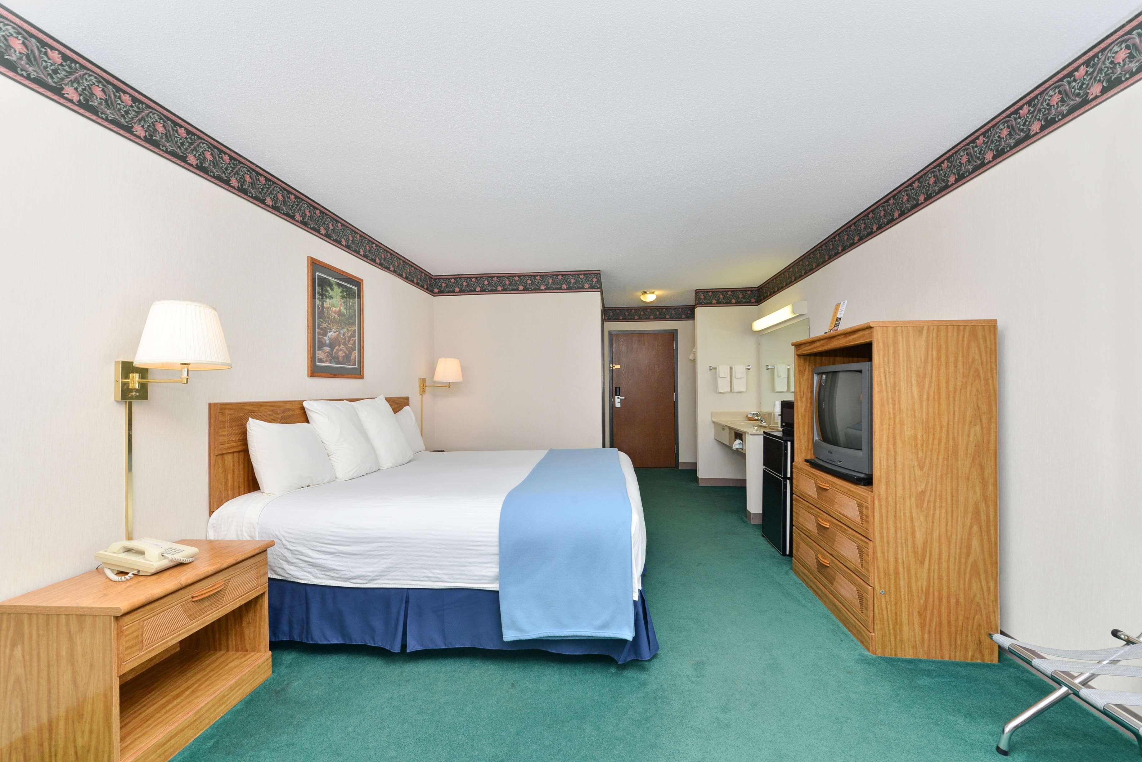 Americas Best Value Inn & Suites - Tahquamenon Country Newberry Екстер'єр фото