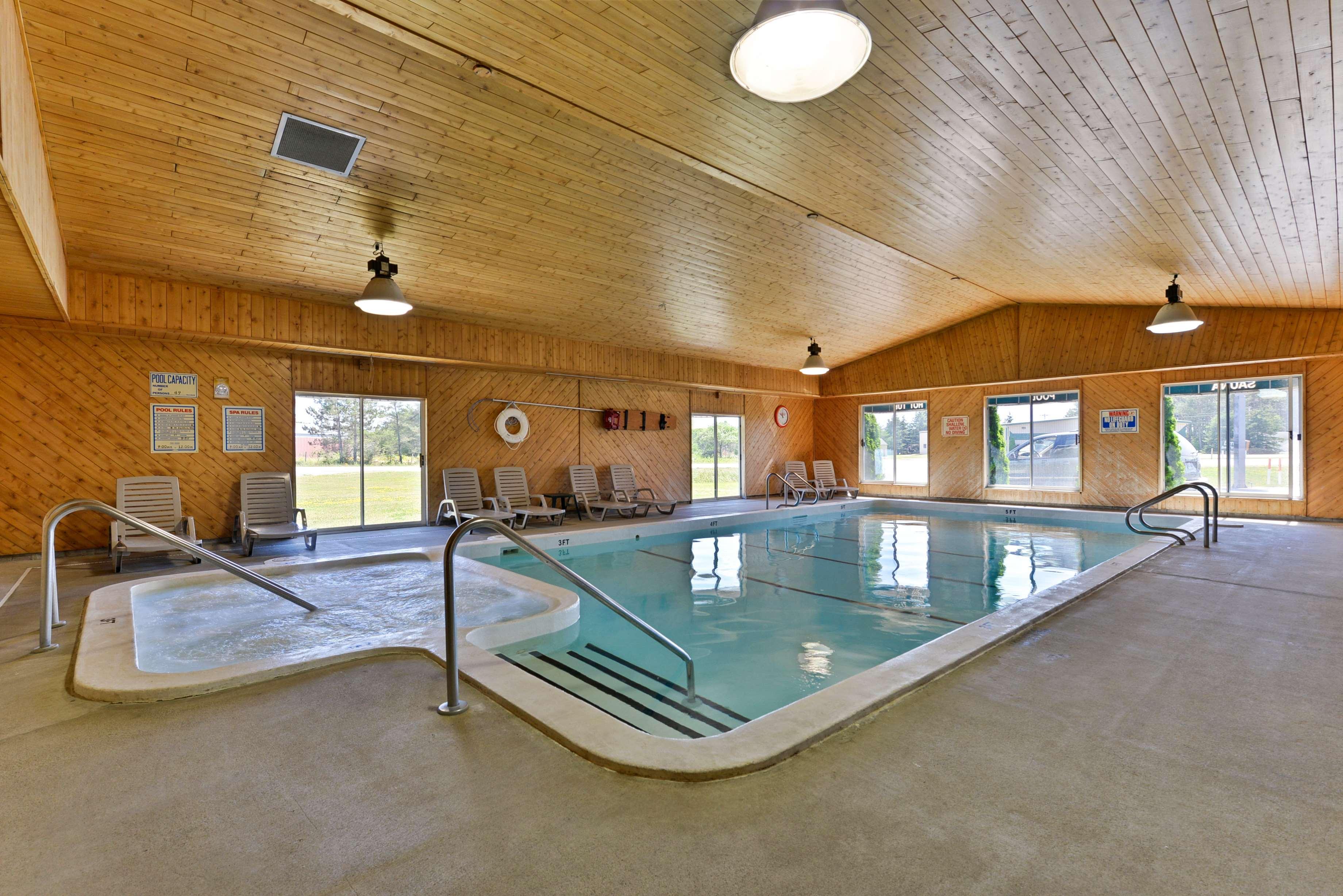 Americas Best Value Inn & Suites - Tahquamenon Country Newberry Екстер'єр фото