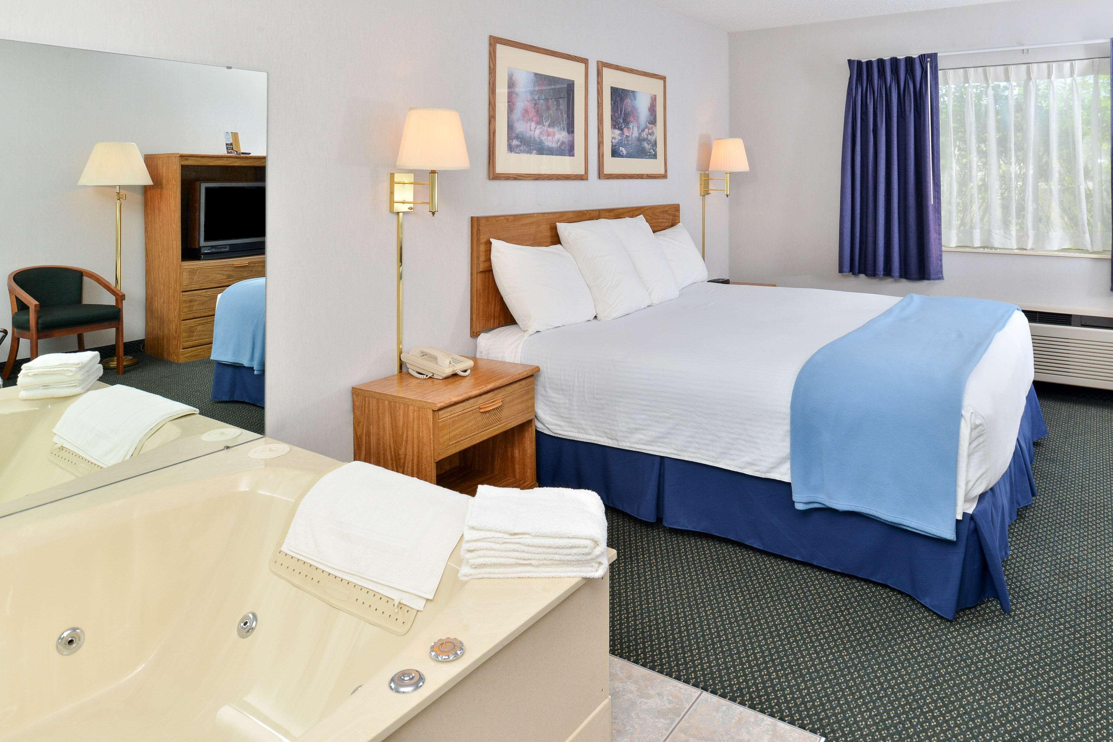 Americas Best Value Inn & Suites - Tahquamenon Country Newberry Екстер'єр фото