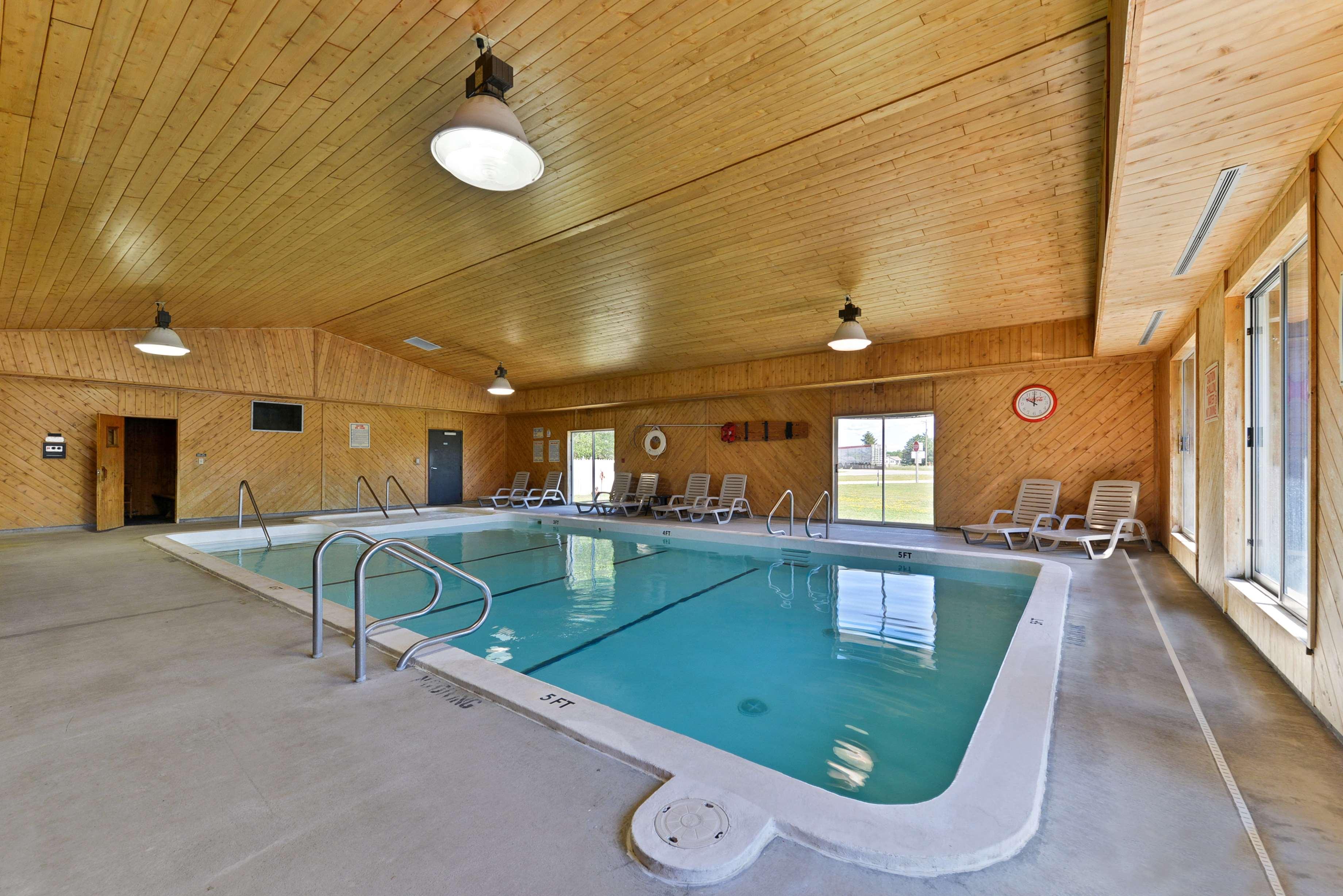 Americas Best Value Inn & Suites - Tahquamenon Country Newberry Екстер'єр фото