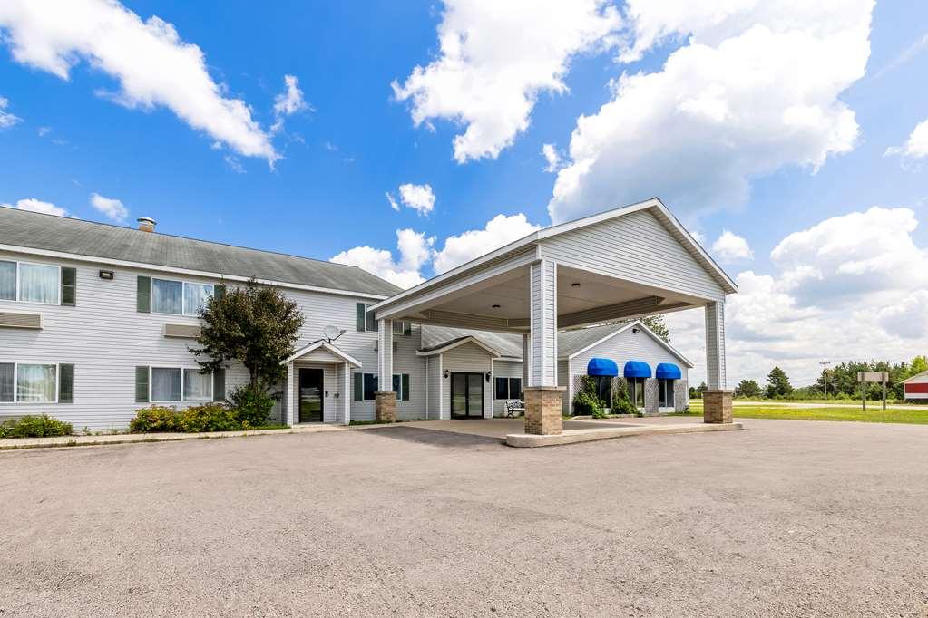 Americas Best Value Inn & Suites - Tahquamenon Country Newberry Екстер'єр фото