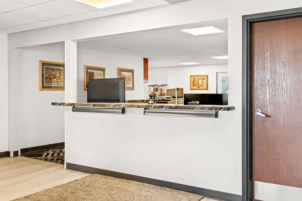 Americas Best Value Inn & Suites - Tahquamenon Country Newberry Інтер'єр фото