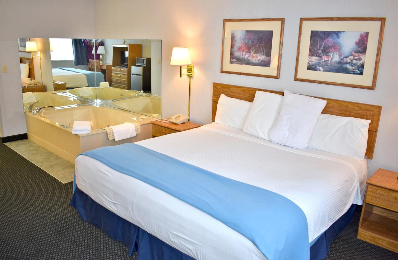Americas Best Value Inn & Suites - Tahquamenon Country Newberry Екстер'єр фото