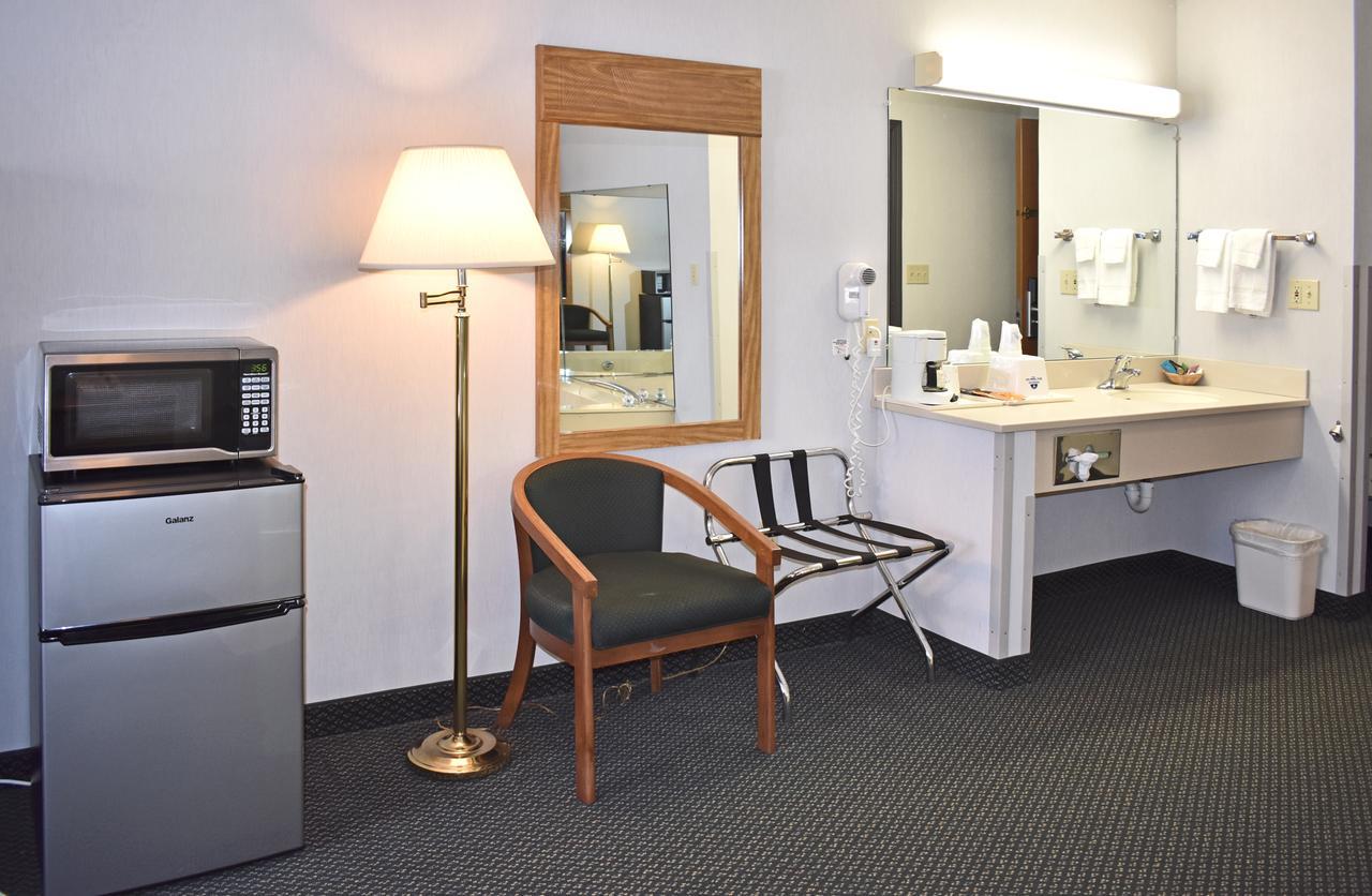 Americas Best Value Inn & Suites - Tahquamenon Country Newberry Екстер'єр фото