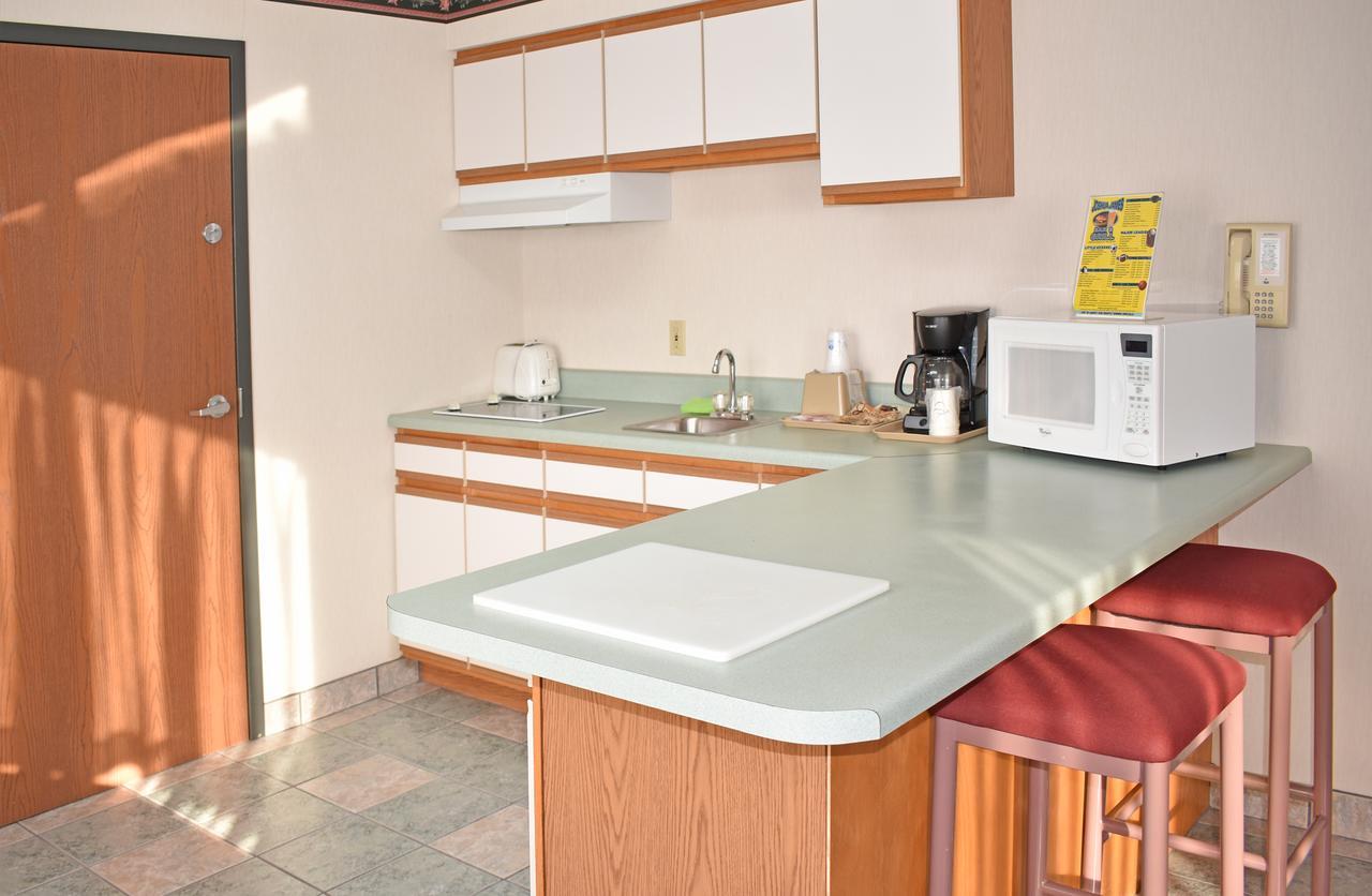 Americas Best Value Inn & Suites - Tahquamenon Country Newberry Екстер'єр фото