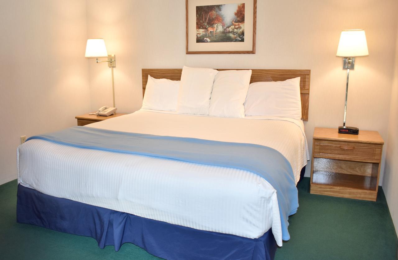 Americas Best Value Inn & Suites - Tahquamenon Country Newberry Екстер'єр фото