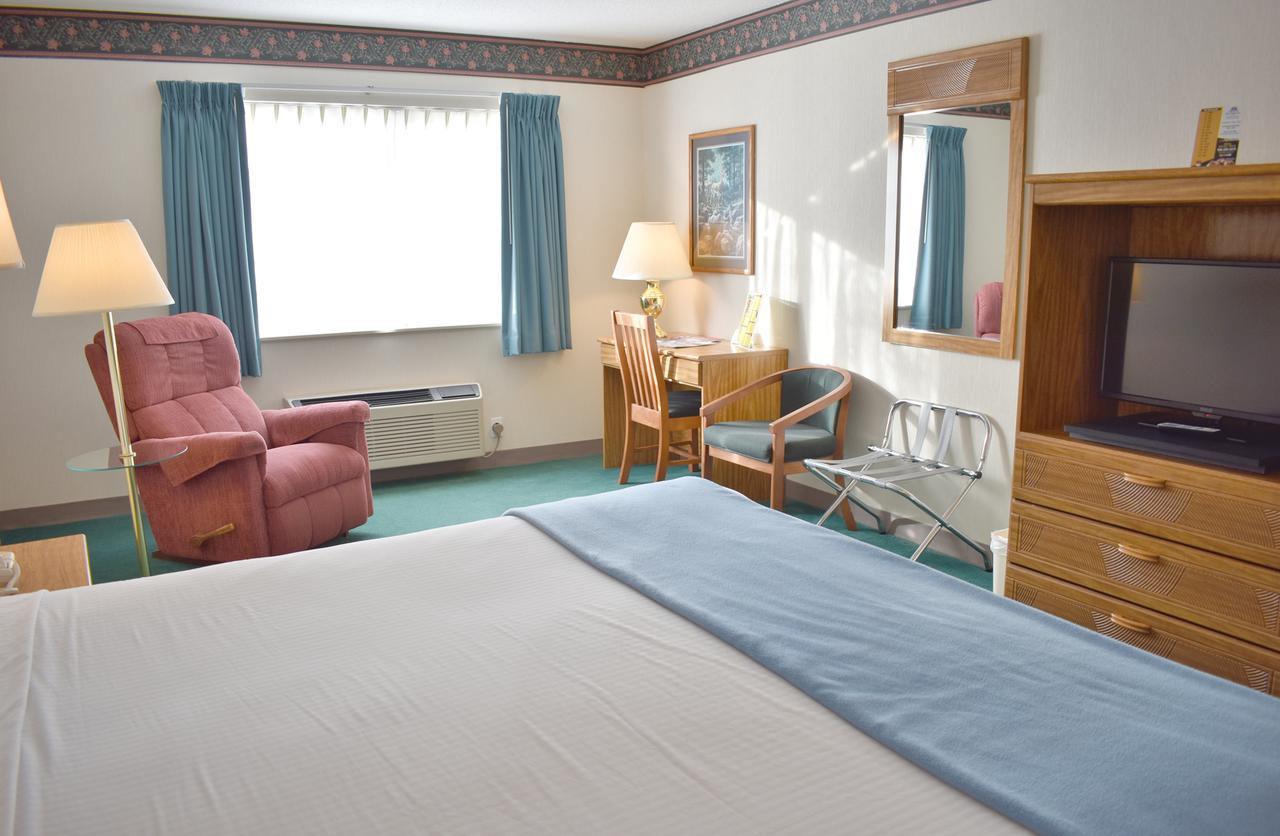 Americas Best Value Inn & Suites - Tahquamenon Country Newberry Екстер'єр фото