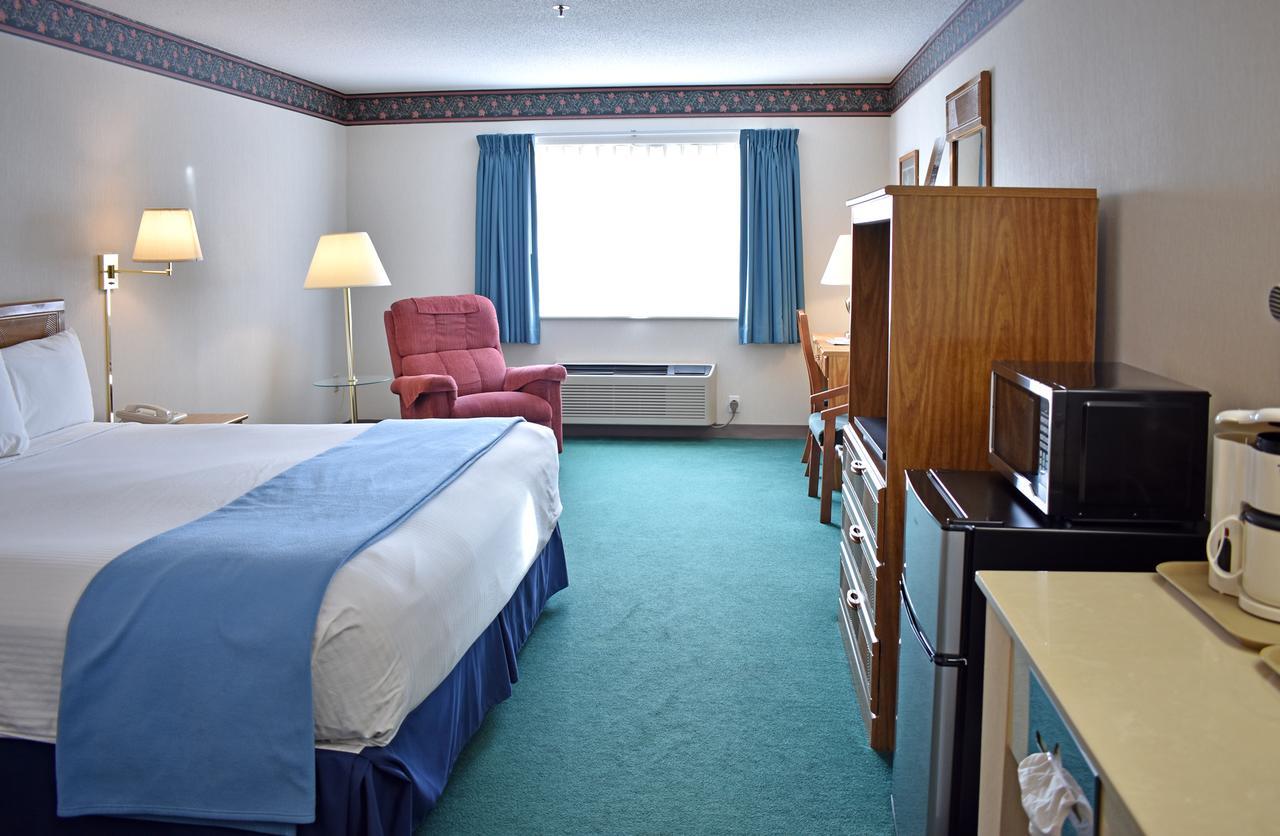 Americas Best Value Inn & Suites - Tahquamenon Country Newberry Екстер'єр фото