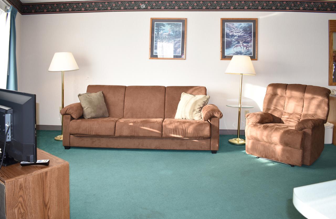 Americas Best Value Inn & Suites - Tahquamenon Country Newberry Екстер'єр фото