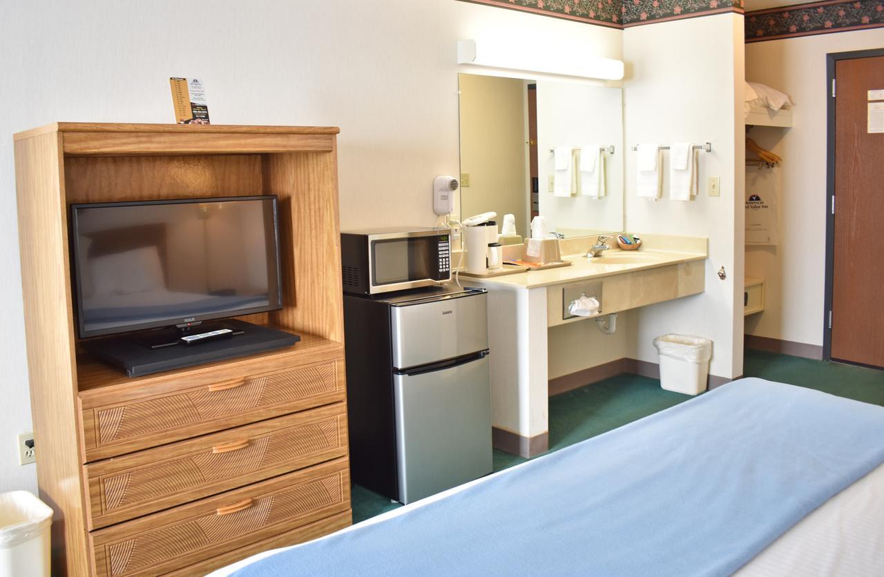 Americas Best Value Inn & Suites - Tahquamenon Country Newberry Екстер'єр фото