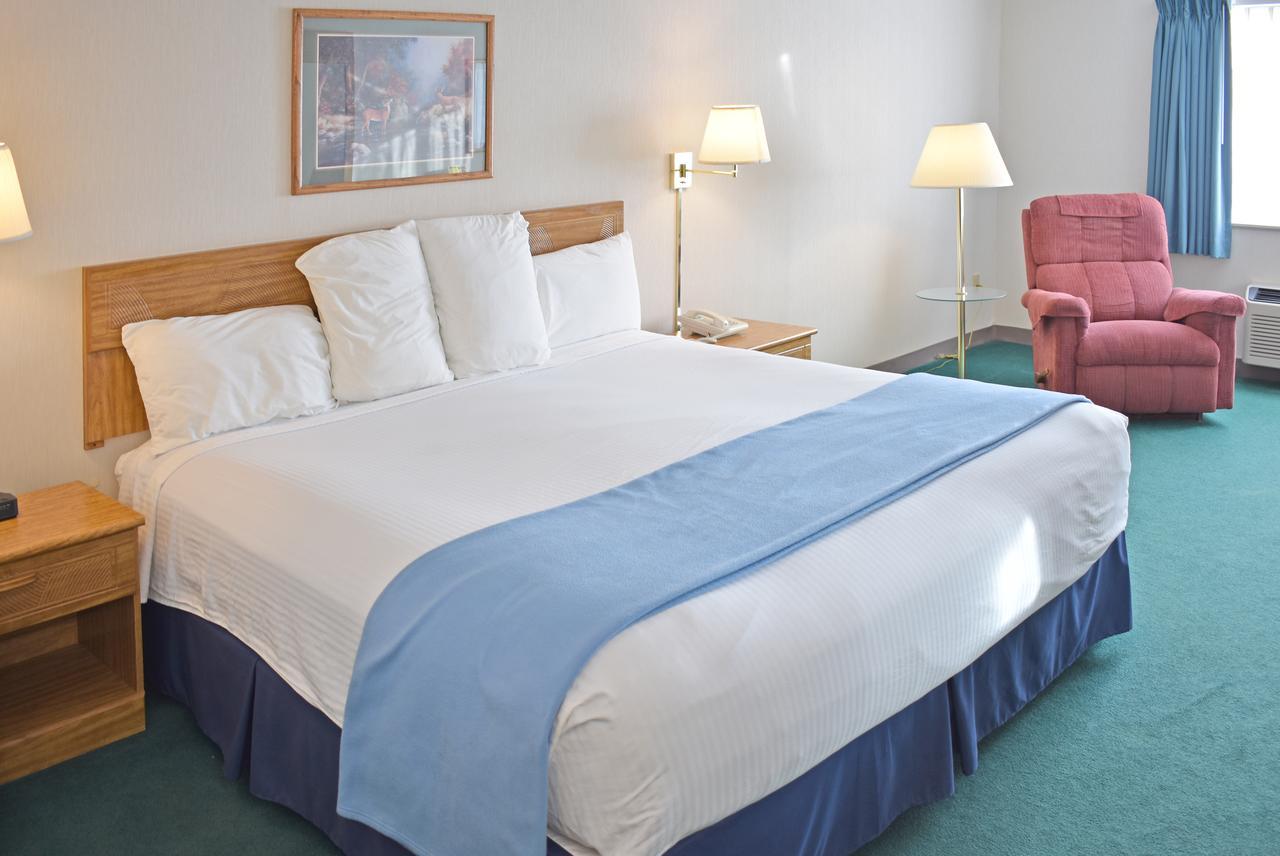Americas Best Value Inn & Suites - Tahquamenon Country Newberry Екстер'єр фото