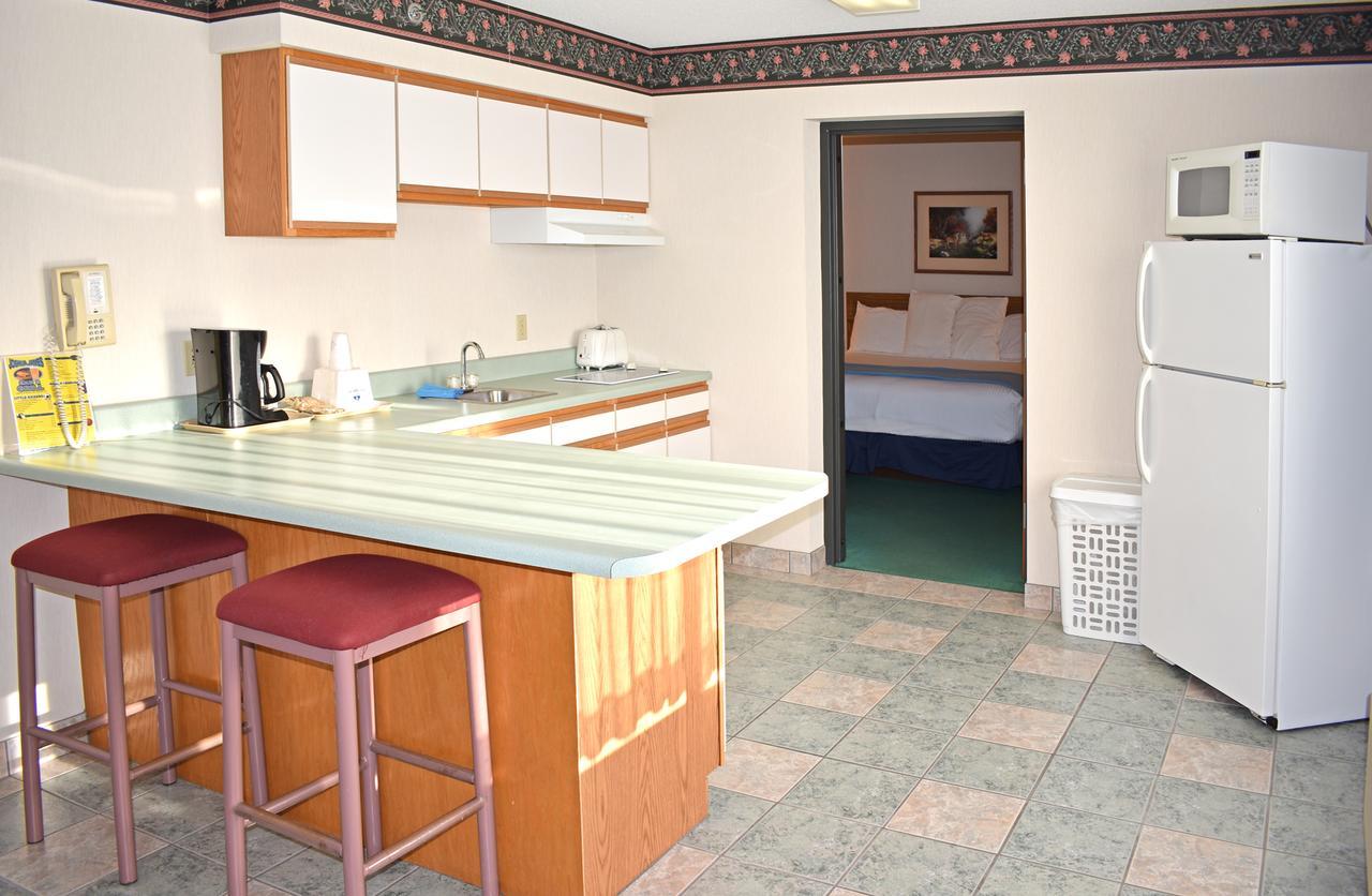 Americas Best Value Inn & Suites - Tahquamenon Country Newberry Екстер'єр фото