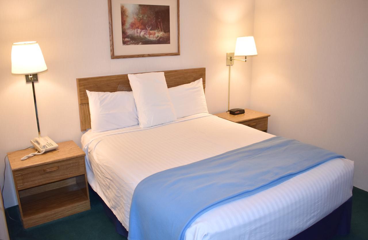 Americas Best Value Inn & Suites - Tahquamenon Country Newberry Екстер'єр фото