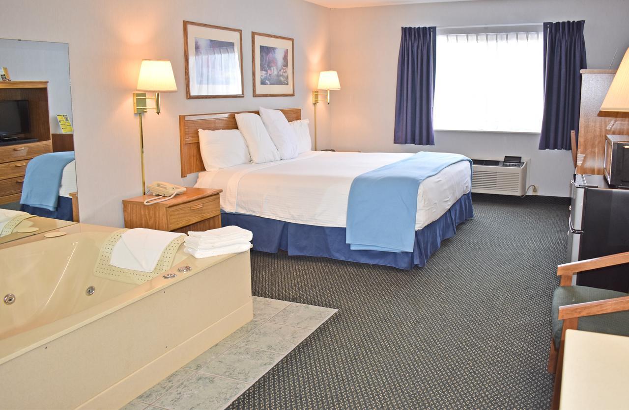 Americas Best Value Inn & Suites - Tahquamenon Country Newberry Екстер'єр фото