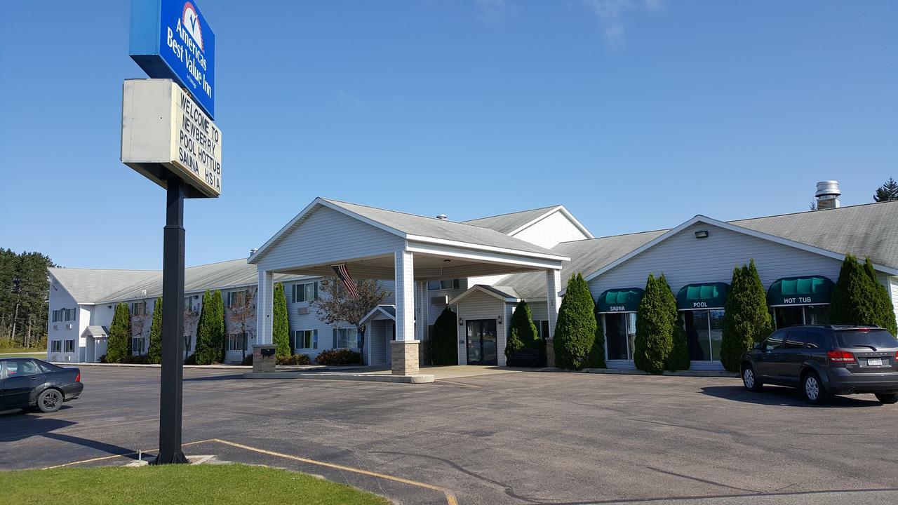 Americas Best Value Inn & Suites - Tahquamenon Country Newberry Екстер'єр фото
