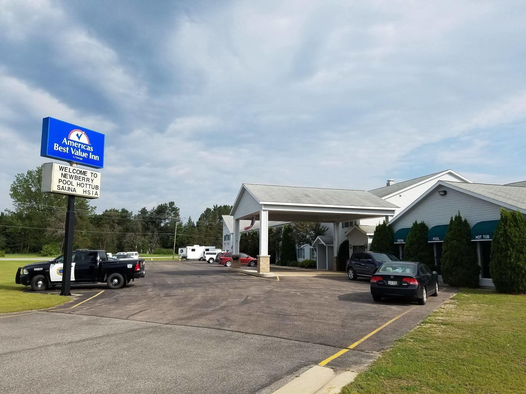 Americas Best Value Inn & Suites - Tahquamenon Country Newberry Екстер'єр фото