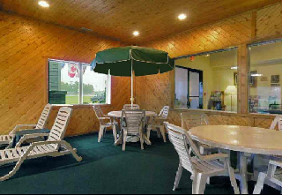 Americas Best Value Inn & Suites - Tahquamenon Country Newberry Екстер'єр фото